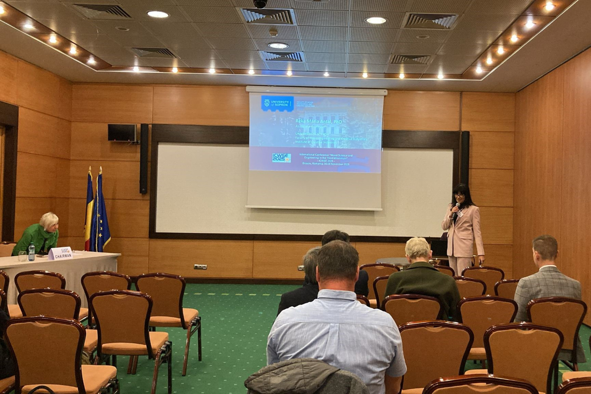 Dr. Csiha Csilla (balra) Furniture Design szekció elnökeként és Dr. Antal Mária Réka “Comfort evaluation of office chairs through body pressure distribution in diverse sitting postures” című előadása Dr. Csiha Csilla (balra) Furniture Design szekció elnökeként és Dr. Antal Mária Réka “Comfort evaluation of office chairs through body pressure distribution in diverse sitting postures” című előadása